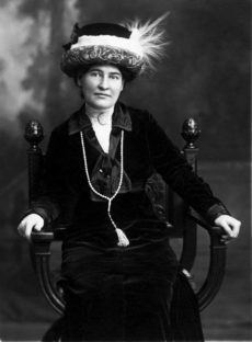 Willa Cather, ca 1912, wearing necklace from Sarah Orne Jewett. Wikipedia Commons
